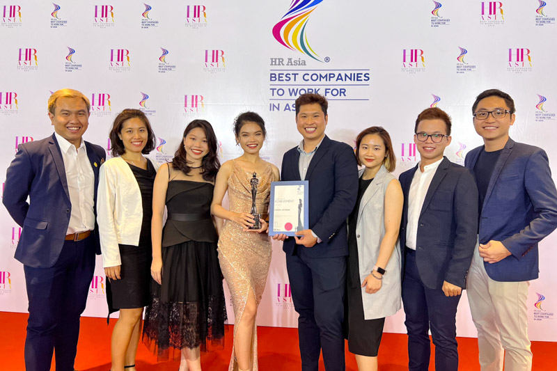 Lưu Thanh Huyền (thứ tư từ trái), cùng đồng nghiệp tại L’Oréal Việt Nam nhận giải thưởng là một trong những nơi làm việc tốt nhất châu Á do HR Asia trao tặng.