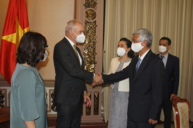 Ho Chi Minh City People’s Committee Vice Chairman Vo Van Hoan (pictured second from right) received RMIT University Vice-Chancellor and President Professor Alec Cameron (pictured second from left) on 5 April 2022. 