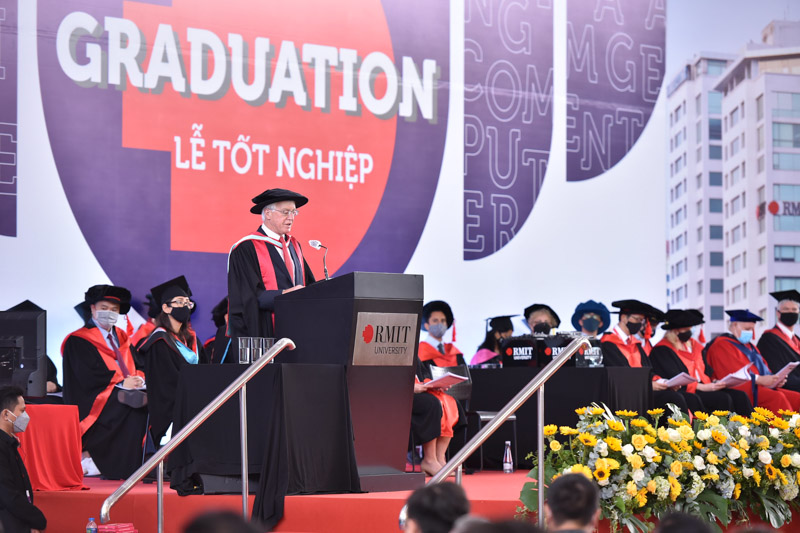 Chủ tịch Đại học RMIT Việt Nam chia sẻ rằng “bằng việc đưa các ngành nghề và doanh nghiệp vào mọi thứ nhà trường đang thực hiện, RMIT tự tin rằng chúng tôi đã và đang trang bị cho sinh viên kỹ năng, kiến thức và các mối quan hệ các bạn cần để thành công – ngay cả bên ngoài cánh cổng nhà trường”.