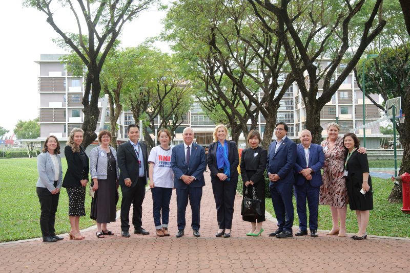 The Victorian Government and RMIT delegations. 