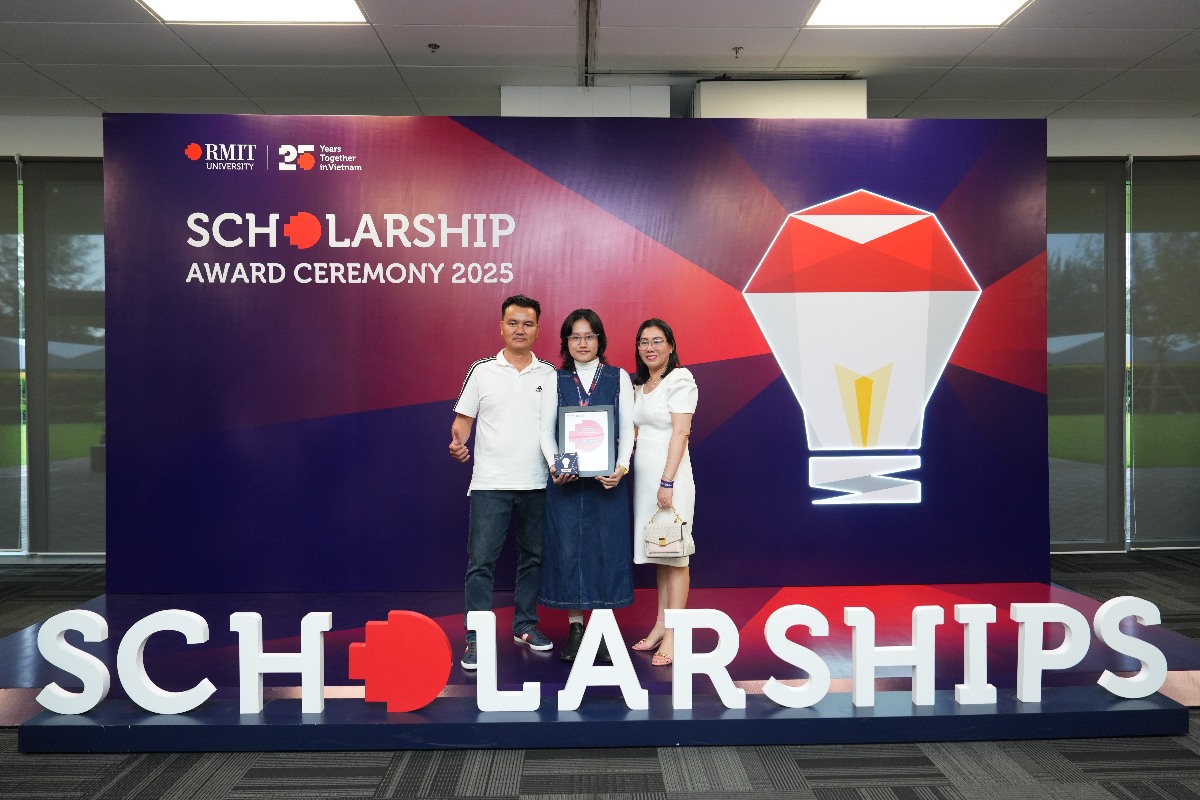 Vy cùng gia đình tại Lễ Trao học bổng năm 2025. (Ảnh: RMIT)