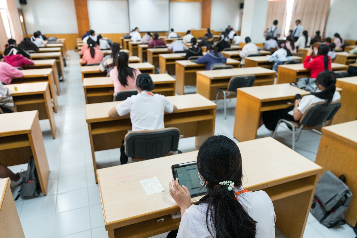 Việt Nam đang chuyển sang giảng dạy bằng tiếng Anh, một hành trình đầy thách thức nhưng cũng mở ra nhiều cơ hội, đòi hỏi chiến lược quốc gia rõ ràng về đào tạo và hỗ trợ giáo viên. (Ảnh: EduLife Photos - stock.adobe.com)