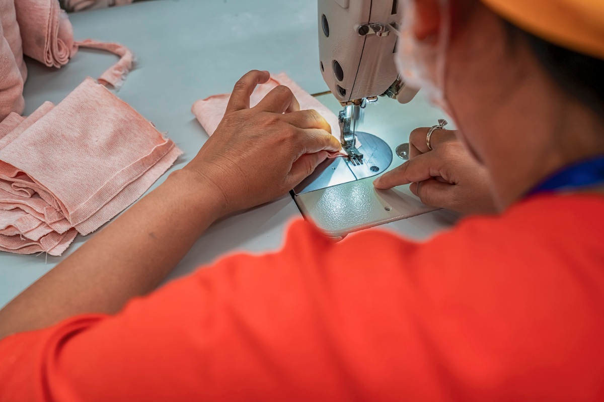 Các doanh nghiệp lớn trong ngành dệt may và giày dép có thể chịu được mức thuế cao hơn, nhưng khối doanh nghiệp vừa và nhỏ sẽ gặp rủi ro lớn hơn về lợi nhuận và ổn định xuất khẩu. (Ảnh: Hien Phung - stock.adobe.com)