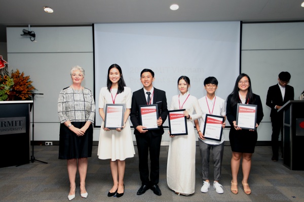 (From left) RMIT Vietnam President Professor Gael McDonald and 2016 President's Scholars Pham Ngoc Phuong Anh, Luu Thai Quang Khai, Nguyen Anh Phuong, Pham Ngoc Minh Tu, and Nguyen Thi Truc Van