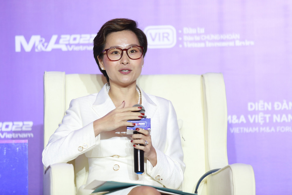 Bà Bình phát biểu trong một phiên tọa đàm tại Diễn đàn M&A Việt Nam 2022.