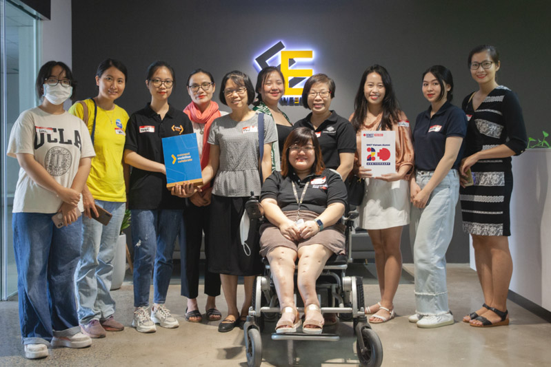 Một nhóm cựu sinh viên RMIT và cựu sinh các trường đại học/học viện khác của Australia đã đến thăm We-Edit để tìm hiểu và chia sẻ những ý tưởng giúp xóa bỏ rào cản với người khuyết tật tại nơi làm việc.