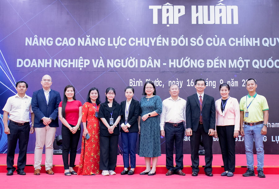 Experts and participants at a training session in Binh Phuoc province.