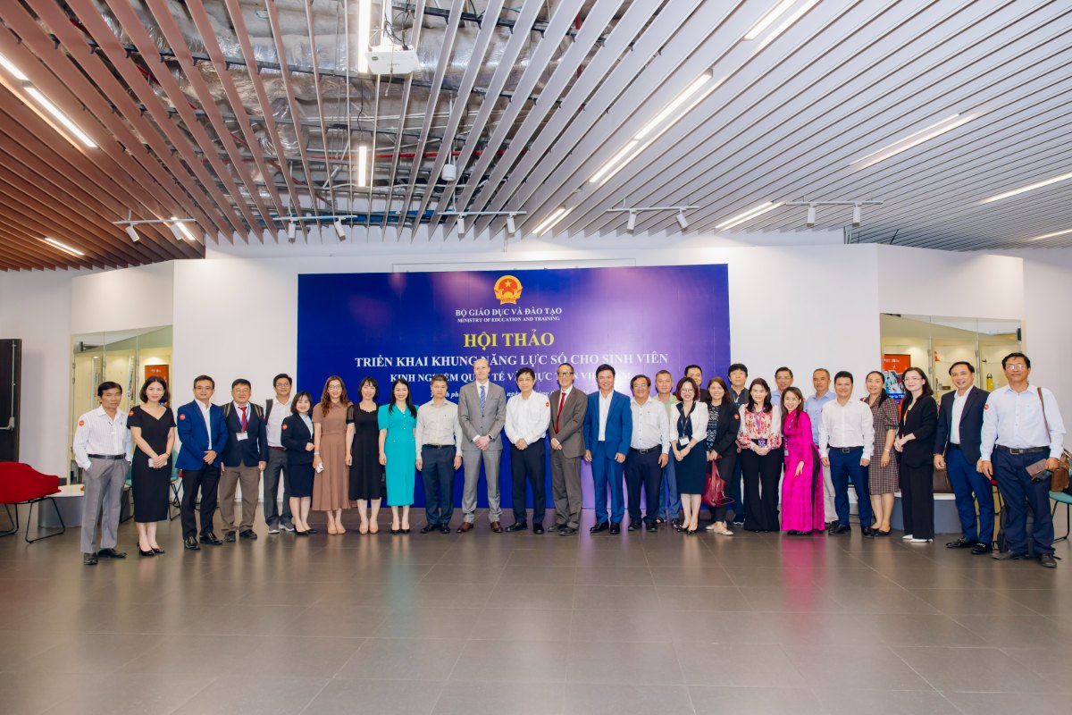 Các đại biểu chụp ảnh lưu niệm sau hội thảo, cùng cam kết hợp tác triển khai Khung năng lực số nhằm nâng cao chất lượng đào tạo trong giáo dục đại học Việt Nam. 