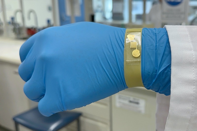 amoniac sensor worn over a wristband