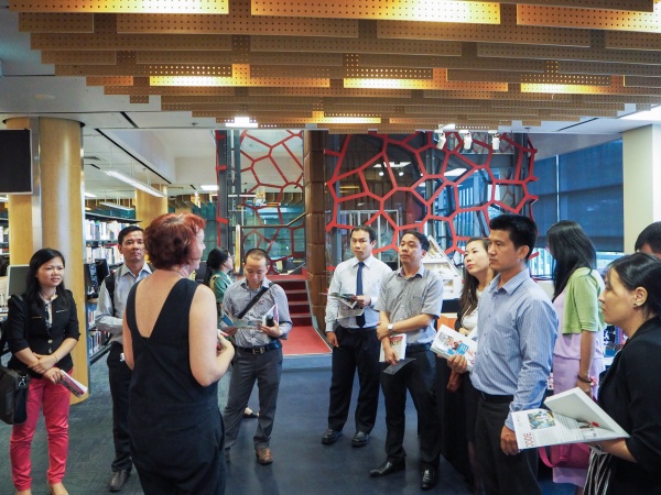 Đại biểu đến từ SEAMEO RETRAC tìm hiểu các dịch vụ tại Thư viện RMIT Việt Nam.