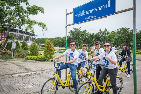 Hieu (first from left) joined Service Day, one of the activities of the Symposium in Bangkok