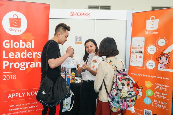 Students ask about the Global Leadership Program at the Shopee information booth.