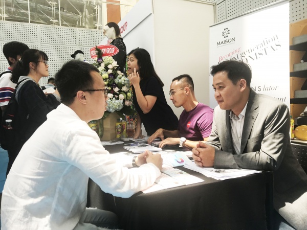Ông Nguyễn Minh Nhựt - Giám đốc Nhân sự của Maison giải thích về nhu cầu tuyển dụng của công ty với sinh viên.
