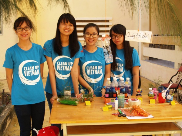 Trang (second from the left), who was the Clean Up Vietnam leader, has lived with an environmental mindset since she was a high school student.