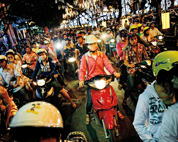 Trẻ em và trẻ vị thành niên ở TP. Hồ Chí Minh đang phải tiếp xúc thụ động với bầu không khí ô nhiễm đáng báo động trên đường đến trường và về nhà mỗi ngày.