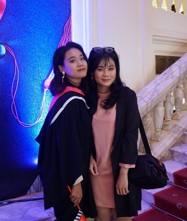  Hai chị em sinh đôi nhà họ Điền cùng nhau mừng lễ tốt nghiệp tại Hà Nội.