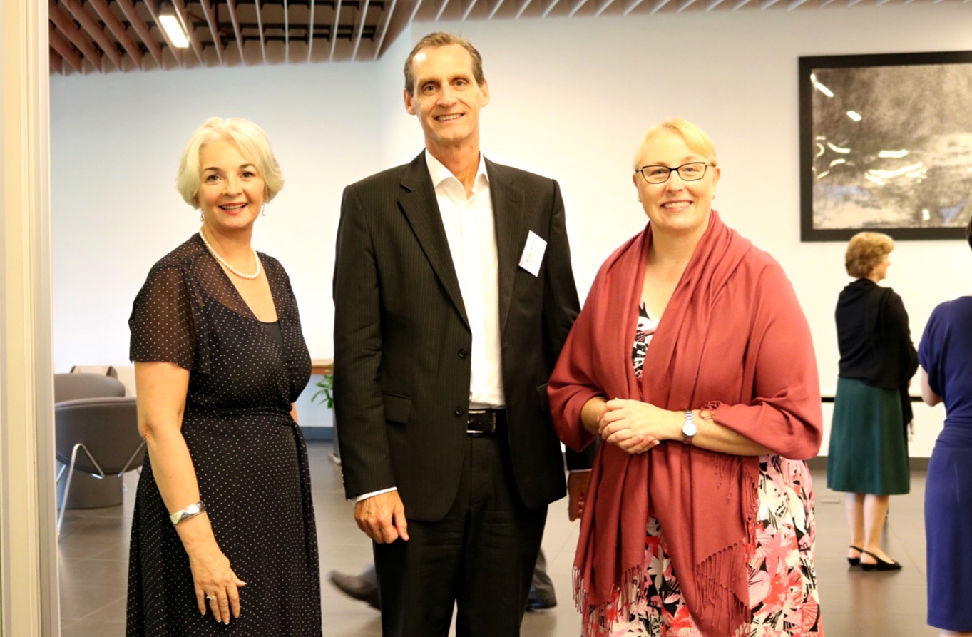 Ông Don Carlson, Giám đốc Phụ trách giáo dục cho Microsoft châu Á Thái Bình Dương, cùng Hiệu trưởng RMIT Việt Nam Giáo sư Gael McDonald (trái) và bà Samantha Winter (phải), Giám đốc Học vụ từ RMIT Melbourne. 