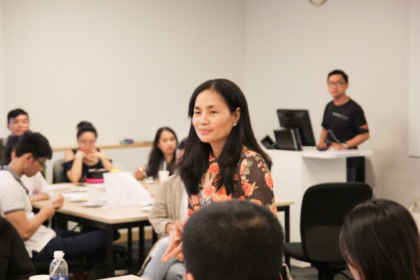 Bà Lê Thị Minh Tâm hướng dẫn một hội thảo về kỹ năng sống cho sinh viên.