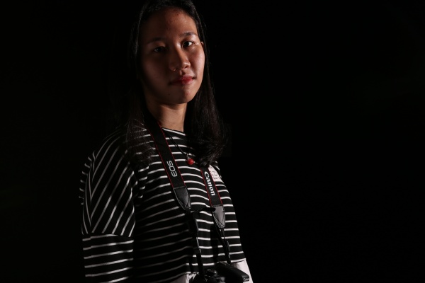 Hoang Nguyen Nhat Vi and her friends learned about lighting styles at the photography workshop at Saigon South campus.