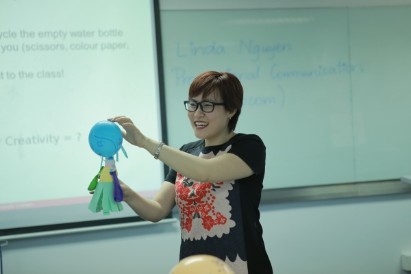  Giảng viên Linda Nguyễn truyền cảm hứng cho sinh viên tương lai trong phần thông tin về quảng cáo sáng tạo tại cơ sở Hà Nội.