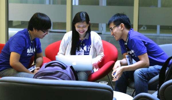 Người tham dự thảo luận về dự án ở Facebook Hackathon diễn ra tại Đại học RMIT Việt Nam vào ngày 30 và 31/7.