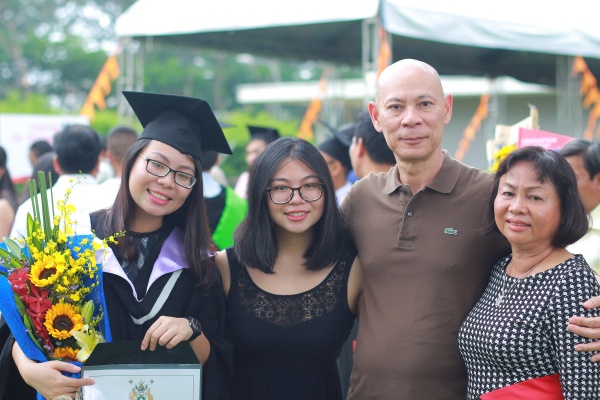 RMIT Vietnam student Tran Vo Thanh Truc with her family at the 2016 RMIT Vietnam graduation ceremony.
