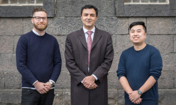 Giáo sư Kourosh Kalantar-zadeh với nhóm nghiên cứu Viên thuốc thông minh gồm Kyle Berean and Nam Hà.