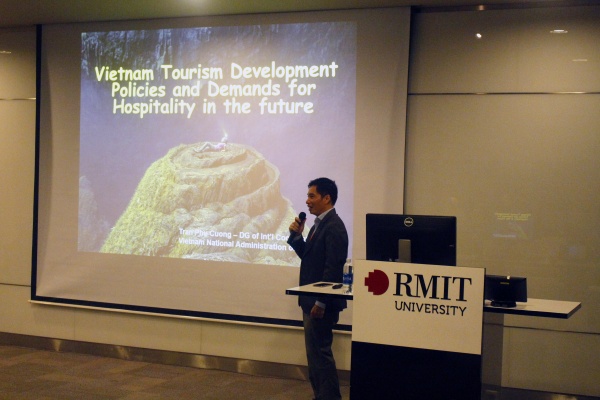 Ông Trần Phú Cường - Vụ trưởng Vụ Hợp tác quốc tế, Tổng cục Du lịch, Bộ Văn hóa, Thể thao và Du lịch phát biểu về chính sách phát triển và yêu cầu trong tương lai đối với ngành du lịch Việt Nam.