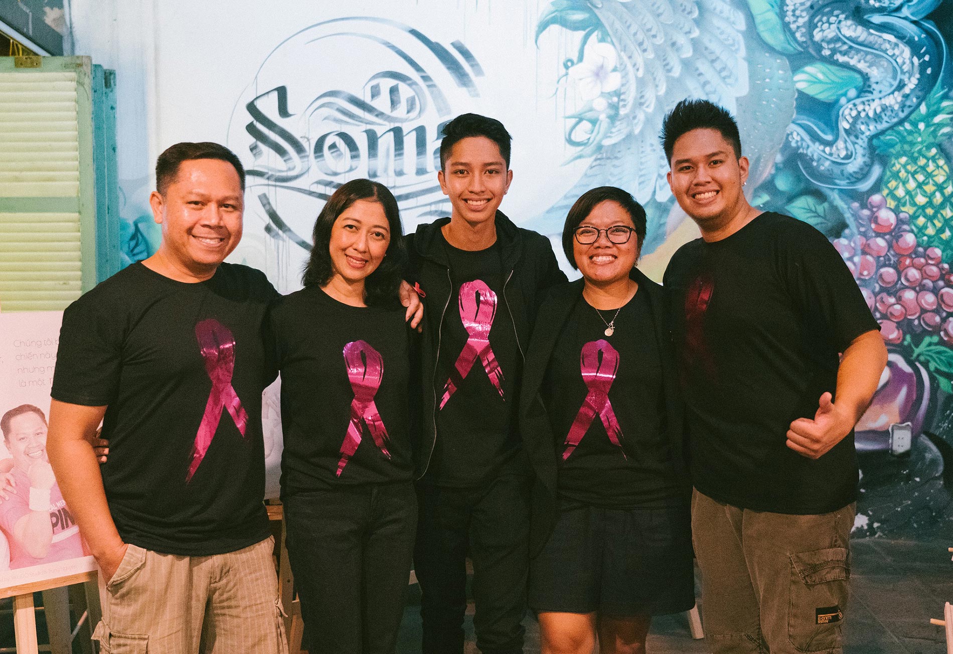 Khổng Thị Thúy Mỹ (thứ hai bên phải) cùng các thành viên khác trong ban tổ chức chương trình ca nhạc từ thiện cho bệnh nhân ung thư vú vào tháng 10/2019. 