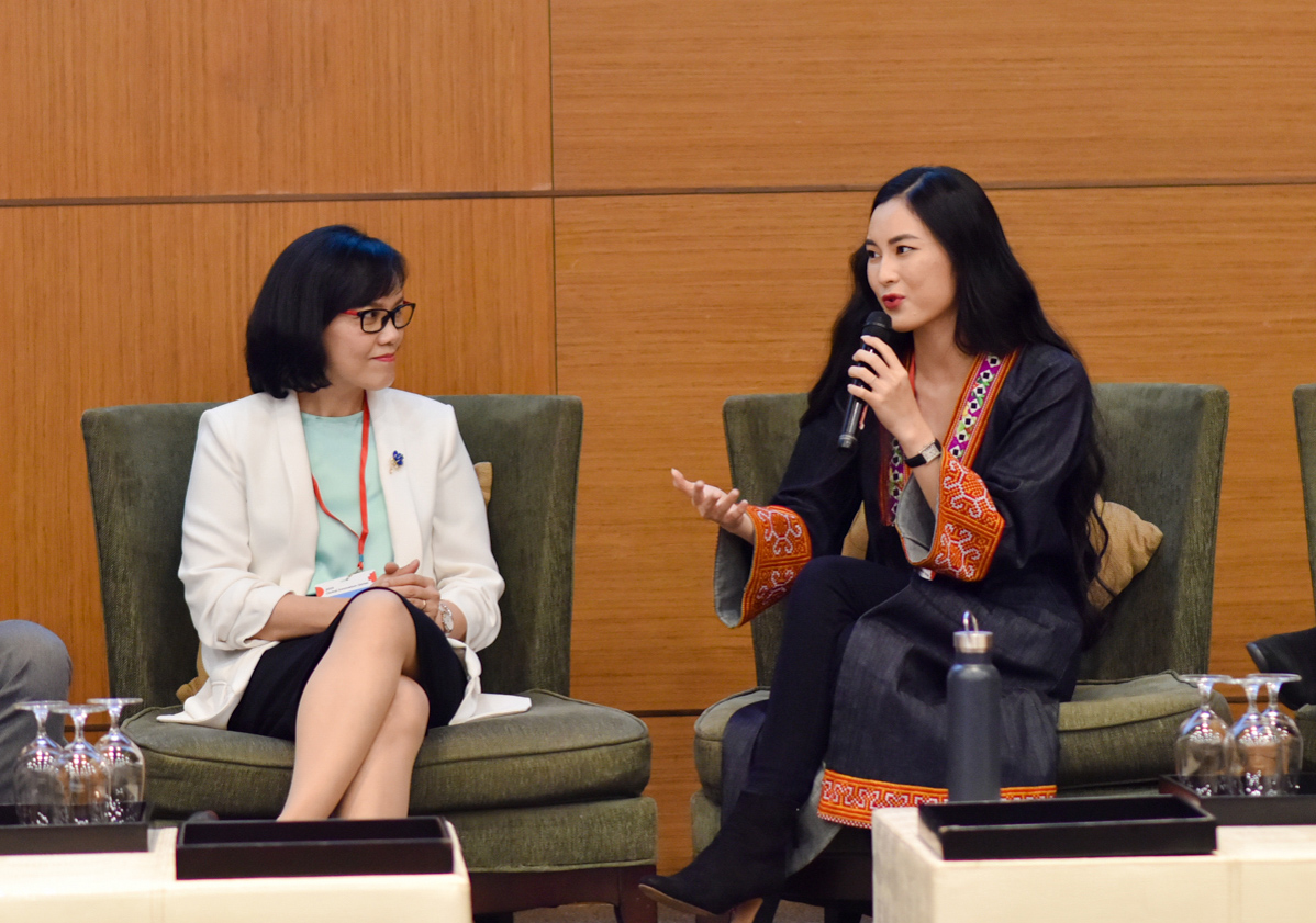 Cô Helly Tống (bên phải) nhấn mạnh vào tầm quan trọng của sự minh bạch trong thông điệp truyền thông đến khách hàng thế hệ Z.  