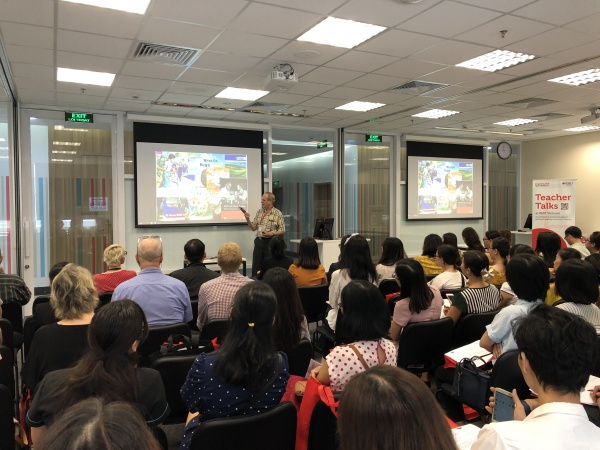 Professor Rob Waring from Notre Dame Seishin University in Okayama, Japan, a specialist on the topic and second language vocabulary acquisition, as well as an Executive Board member of the Extensive Reading Foundation speaks at Teacher Talks in Danang.