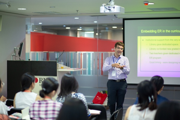 Thầy Daniel Ruelle chia sẻ việc ứng dụng đọc mở rộng trong chương trình giảng dạy tiếng Anh tại RMIT Việt Nam.