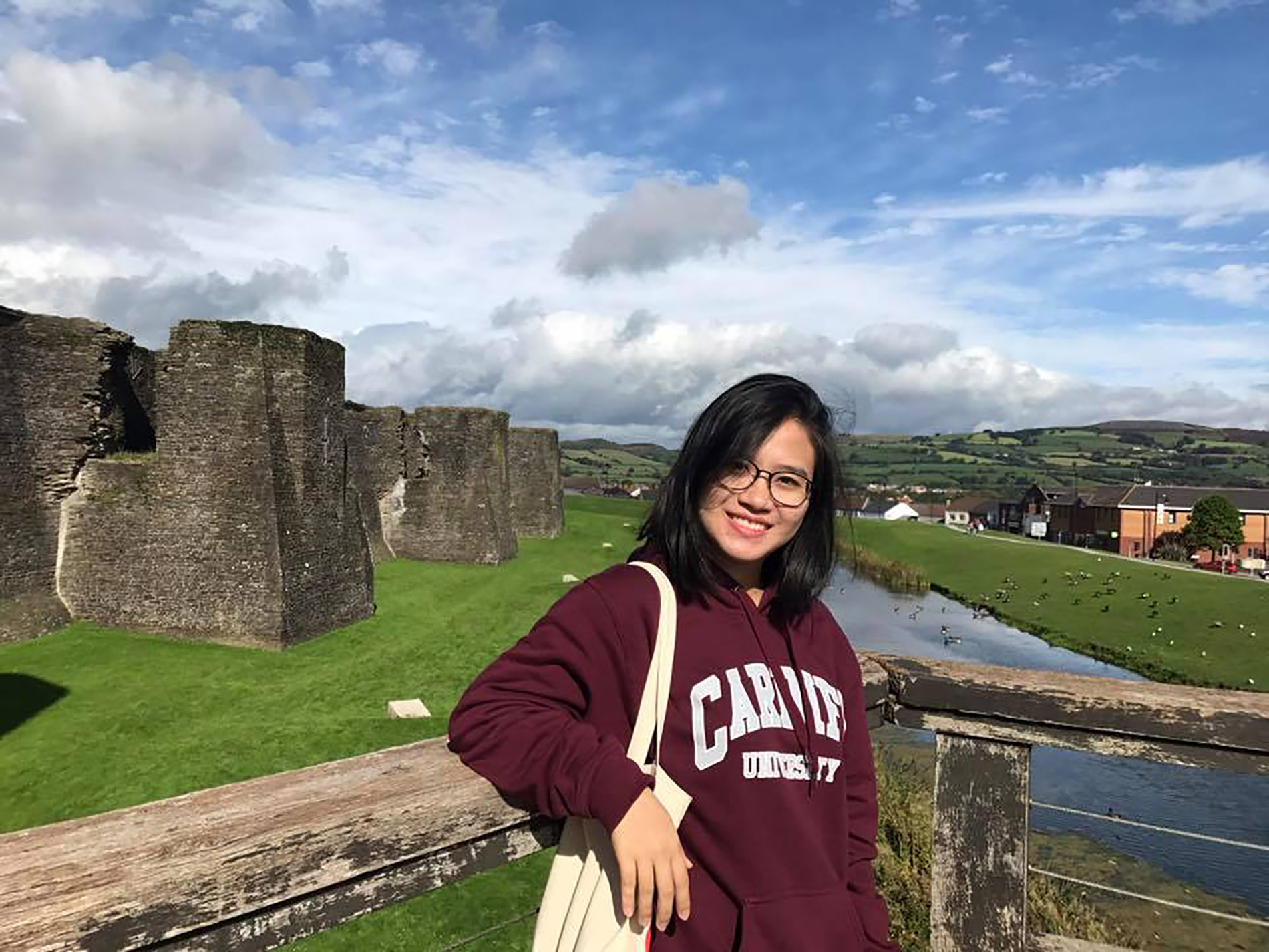 Nguyễn Thị Trúc Vân tại Vương quốc Anh trong học kỳ trao đổi sinh viên tại Đại học Cardiff. 