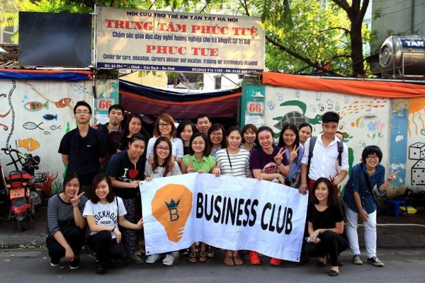  Nguyễn Thị Vinh (hàng trên cùng, thứ 2 từ trái sang) và thành viên CLB Kinh doanh trong một sự kiện từ thiện tại Trung tâm dành cho trẻ khuyết tật trí tuệ Phúc Tuệ.