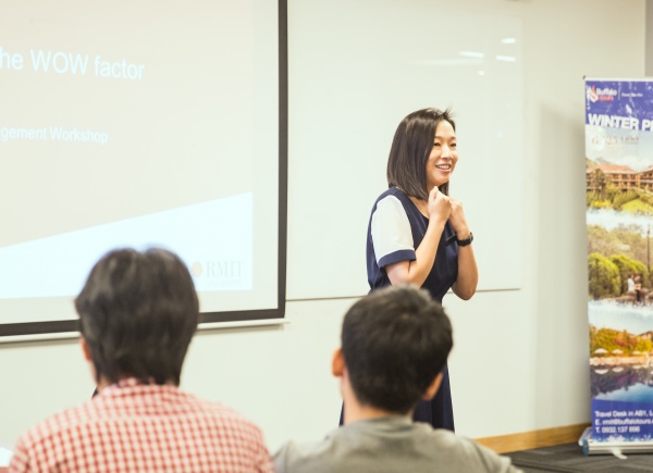 Giảng viên Đại học RMIT Việt Nam – cô Cherry Sriratanaviriyakul giải thích về các thủ thuật và “mánh” thiết kế một tour du lịch.