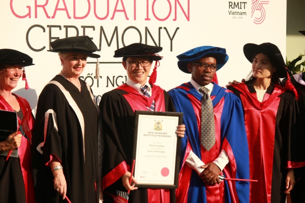  Tiến sĩ Đại học RMIT Phạm Công Hiệp được trao bằng tiến sĩ.