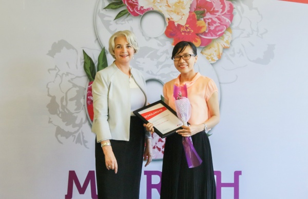 Hiệu trưởng Đại học RMIT Việt Nam Giáo sư Gael McDonald (trái) trao học bổng tiến sĩ cho cô Võ Ngọc Thảo Nguyên vào ngày Quốc tế Phụ nữ.