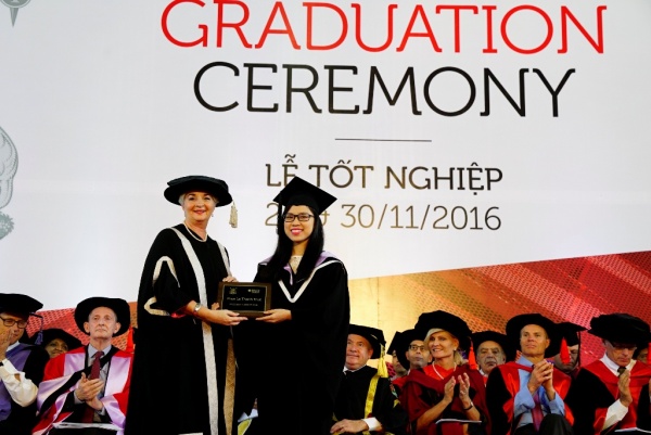Phan Le Thanh Truc accepts the President’s Award at the 2016 graduation ceremonies.