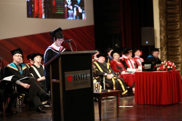 Dang Nghinh Xuan delivers her acceptance speech at the University's Hanoi graduation ceremony.