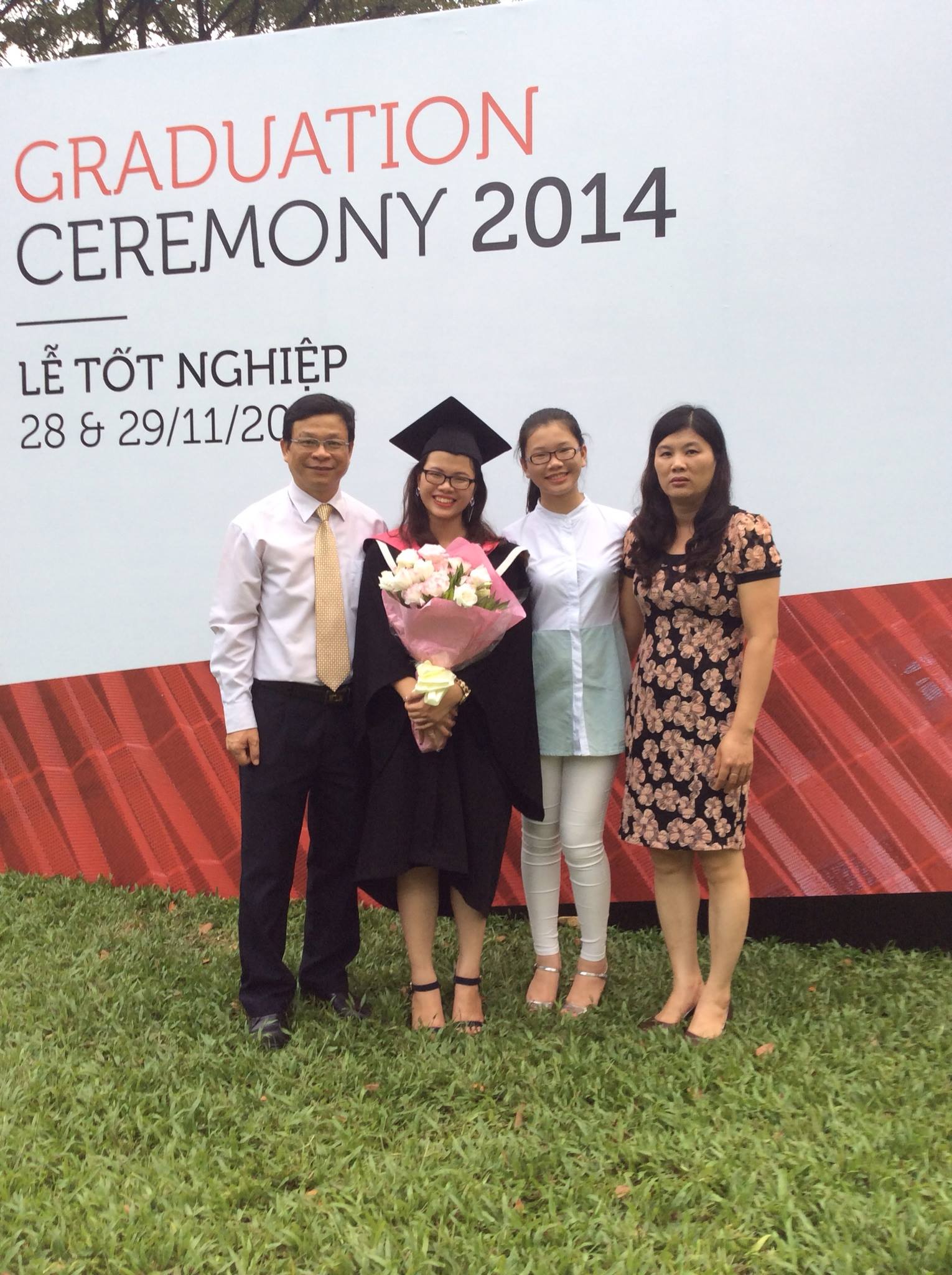 Thu Hà và gia đình trong lễ tốt nghiệp của Đại học RMIT Việt Nam năm 2014. 