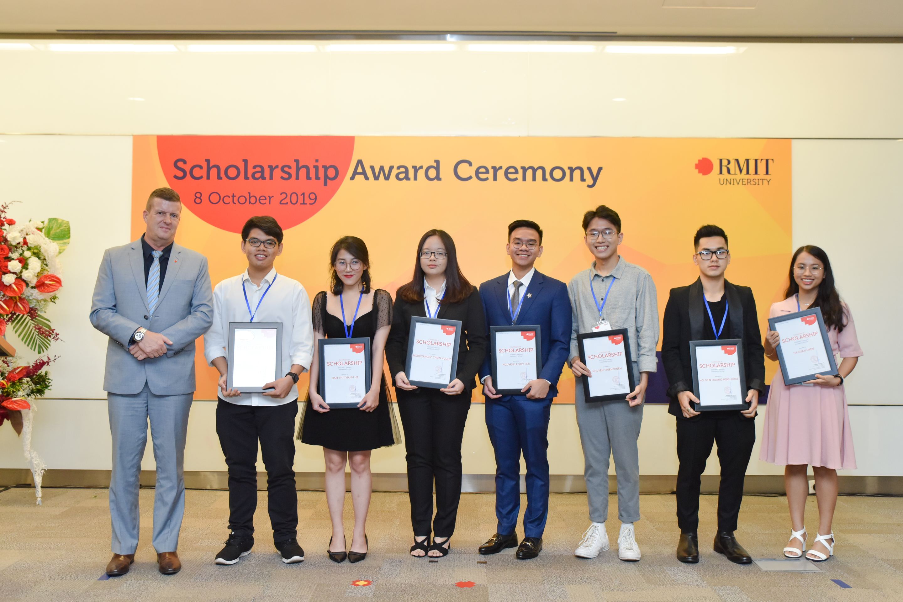 The President’s Scholar award recipients and RMIT Vietnam Vice-President Academic, Professor Rick Bennett 