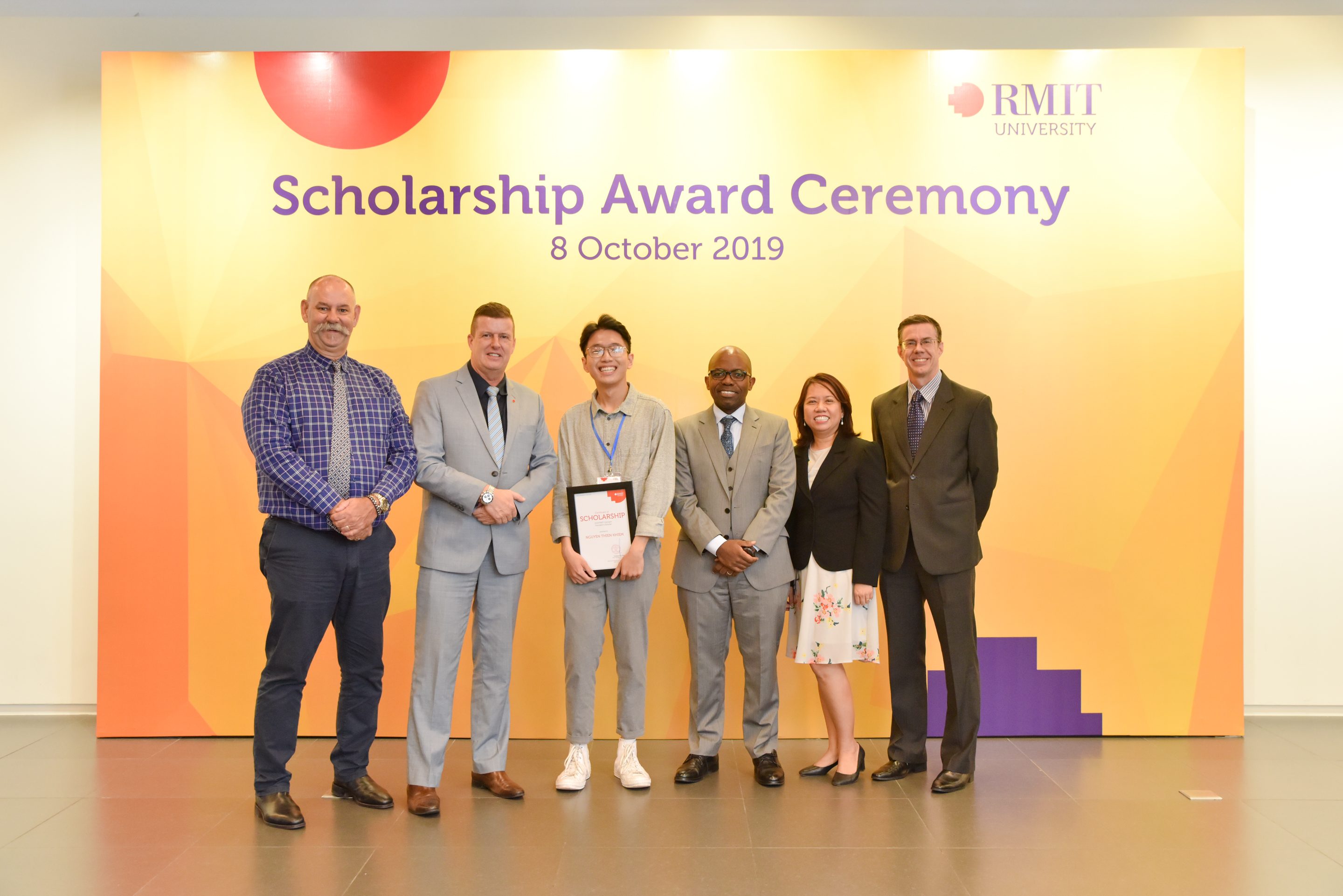 President’s Scholar winner Nguyen Thien Khiem and RMIT Vietnam leadership team. 