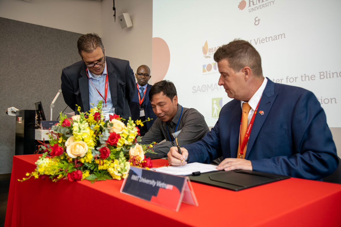 Sao Mai Center for the Blind Executive Director Mr Dang Hoai Phuc and RMIT Executive Dean Professor Rick Bennett at the MoU signing ceremony on 18 March 2020. 