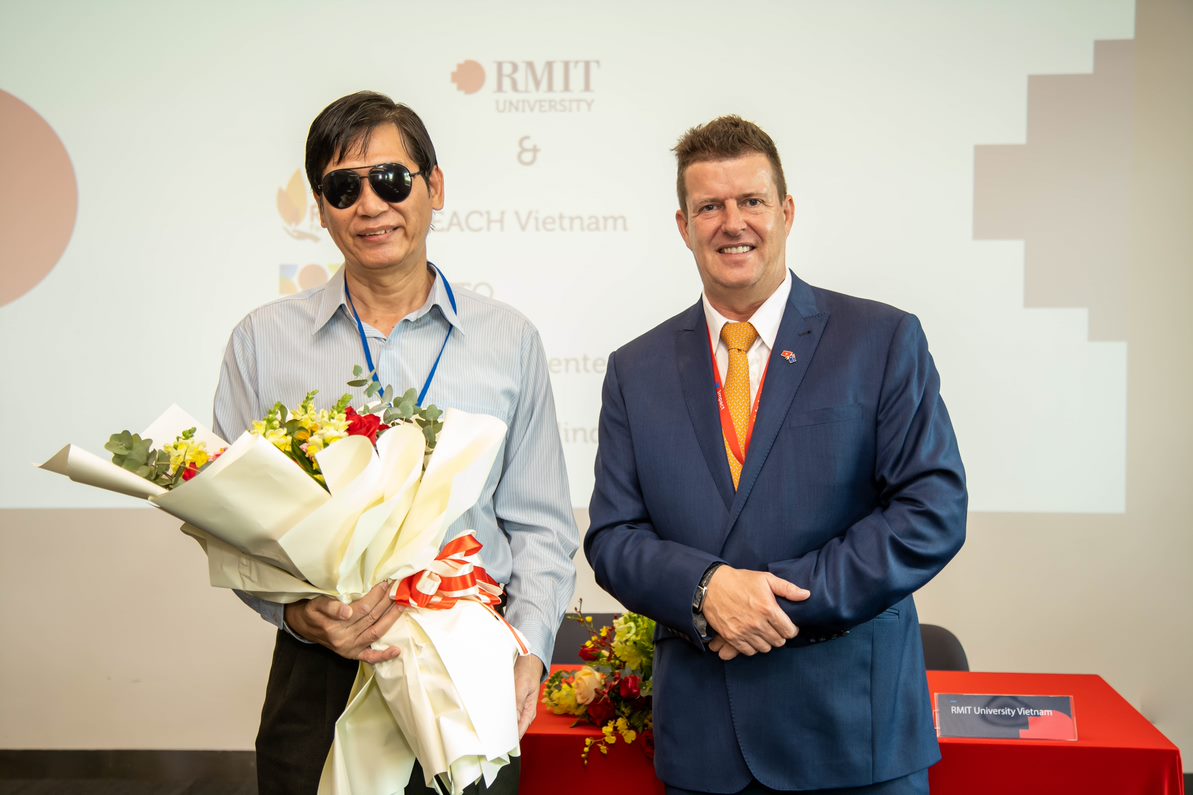 Member of the Standing Committee of the Vietnam Blind Association and Ho Chi Minh City Blind Association Chairman Mr Nguyen Dinh Kien with Professor Rick Bennett at the MoU signing ceremony. 