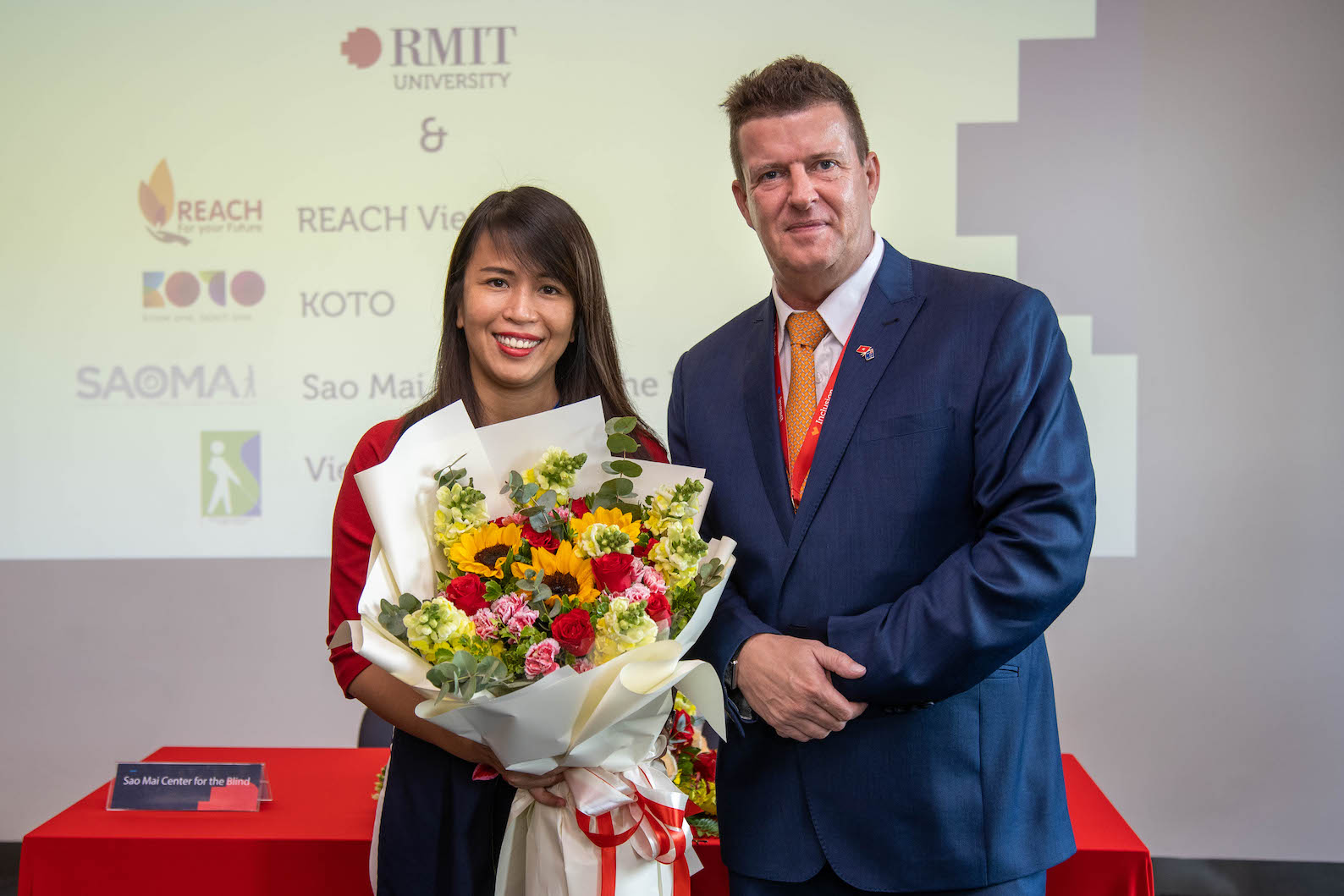 Executive Director of REACH Vietnam Ms Pham Thi Thanh Tam and Professor Rick Bennett at the MOU signing ceremony. 