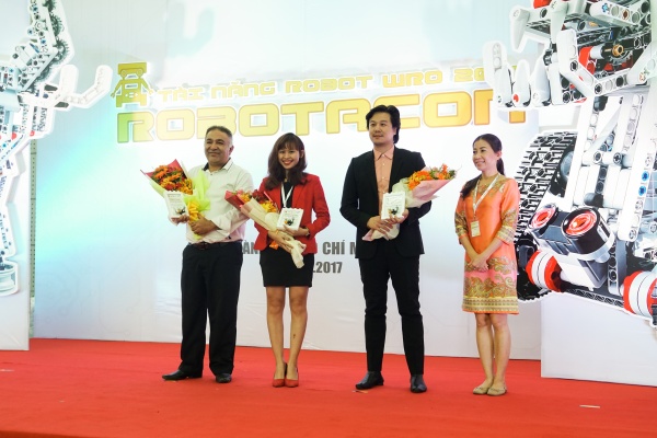 (From left to right) Representatives from RMIT Vietnam, Lego Education and HTV3