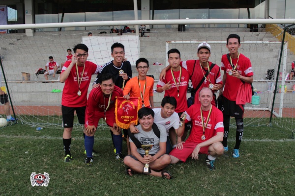 Đội cán bộ giảng viên RMIT Việt Nam đã giành chiến thắng ở nhánh B giải bóng đá từ thiện RMIT 2017.