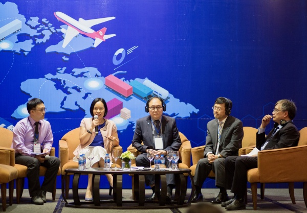 Chuyên gia trong ngành, những người làm chính sách và các học giả cùng nhau thảo luận về các vấn đề và thách thức quanh việc phát triển ngành logistics Việt Nam tại diễn đàn Kết nối ở châu Á: Thương mại, Vận chuyển, Logistics và Kinh doanh 2018.
