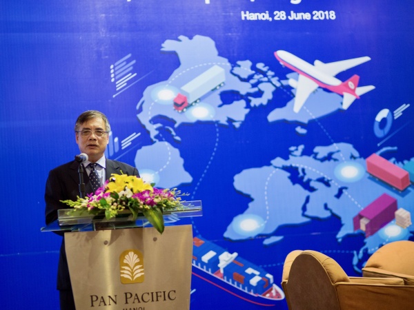 Associate Professor Dr Tran Dinh Thien, President of Vietnam Institute of Economics shared about the Logistics and the competitiveness of Vietnamese enterprises.
