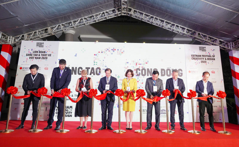 The organisers and distinguished guests cut the ribbon to officially mark the beginning of Vietnam Festival of Creative & Design 2020 at the Vietnamese Women’s Museum in Hanoi.